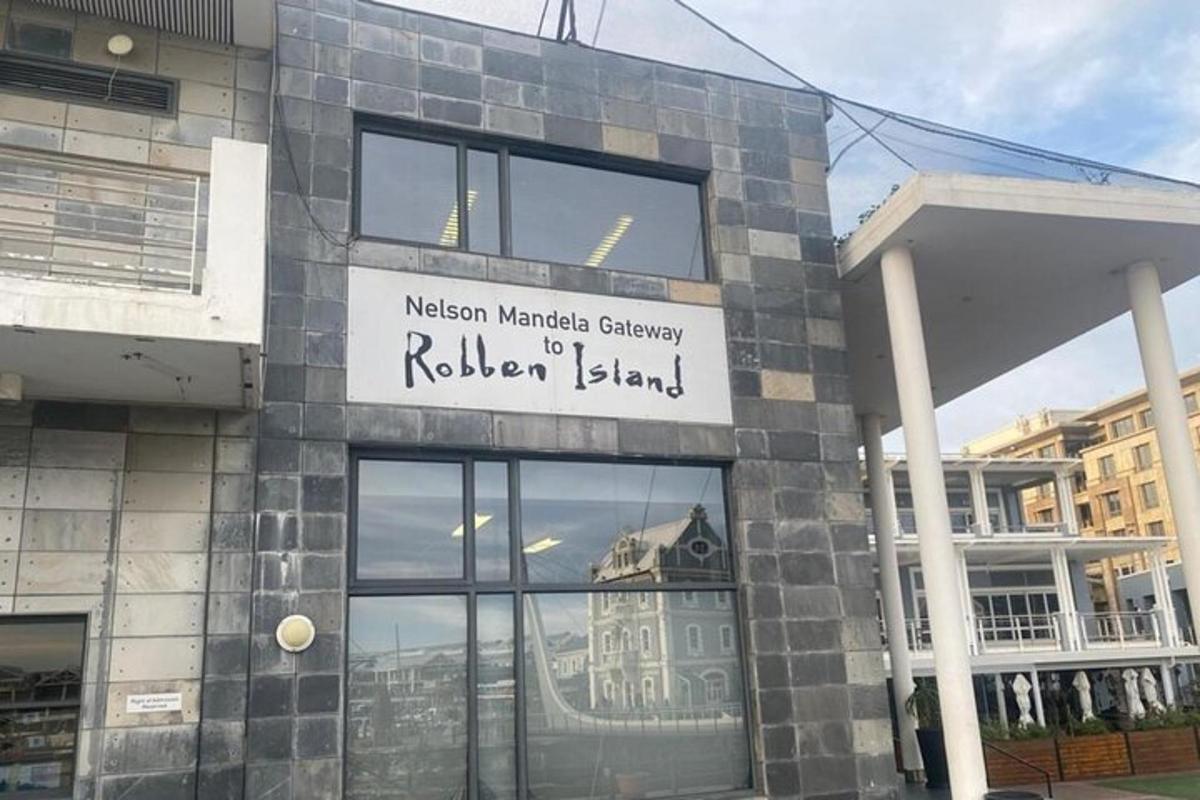 hoone sildiga, millel on kiri "Nelson Mandela värav Venemaa saarele"