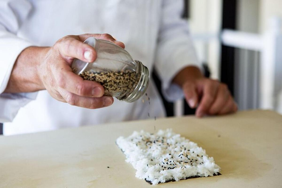 osoba držící na stole sklenici rýže