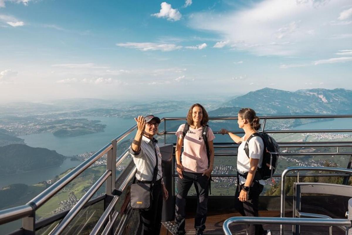 skupina lidí stojící na vrcholu vyhlídkové plošiny