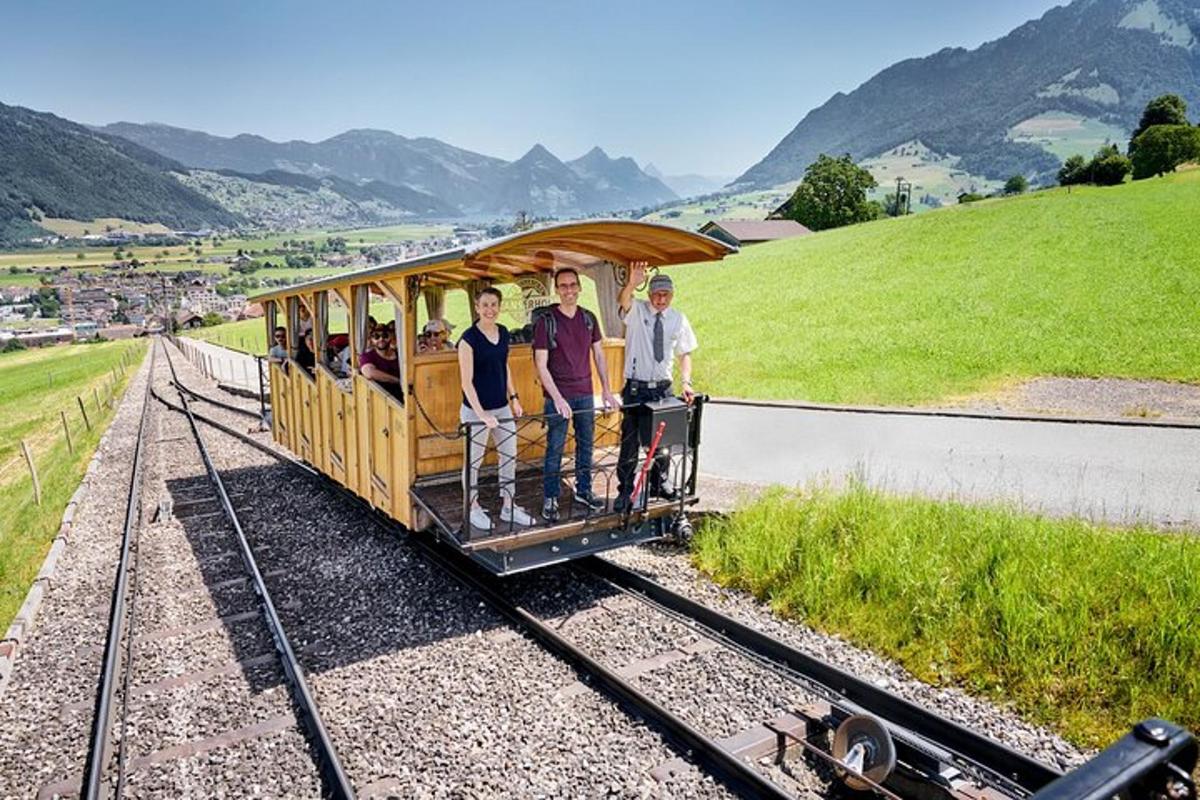 un grup de persones dretes en un petit tren