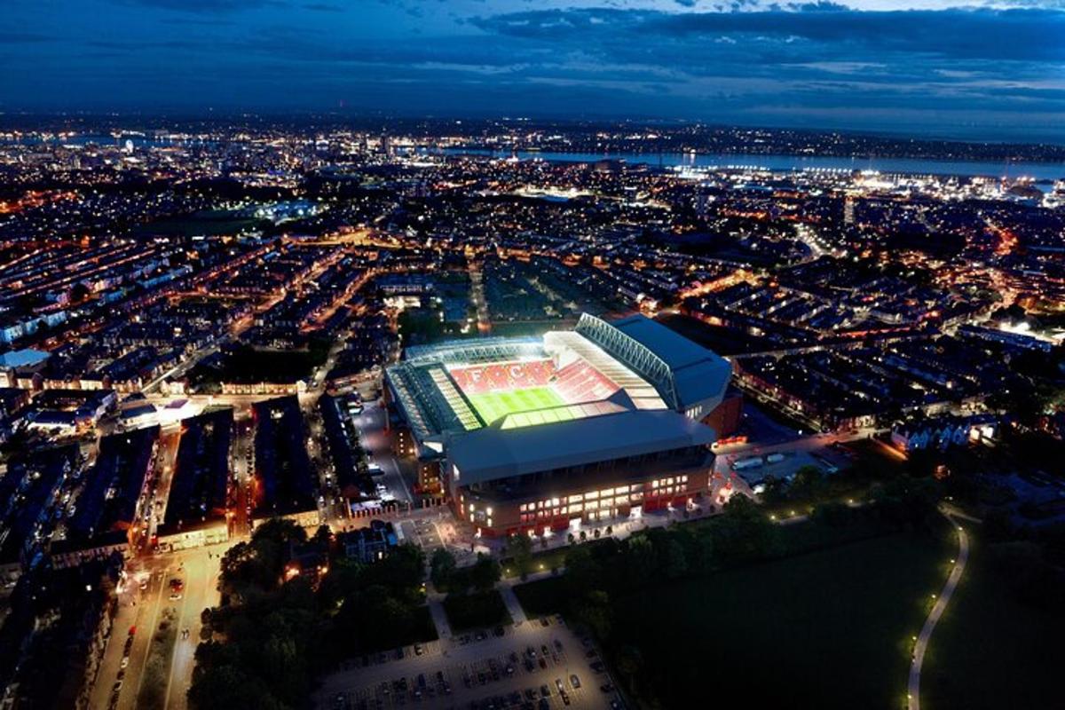 uma vista de um estádio de futebol à noite