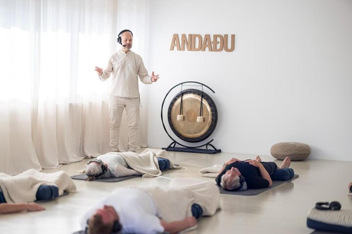 muž stojící v místnosti se třemi lidmi ležícími na podlaze