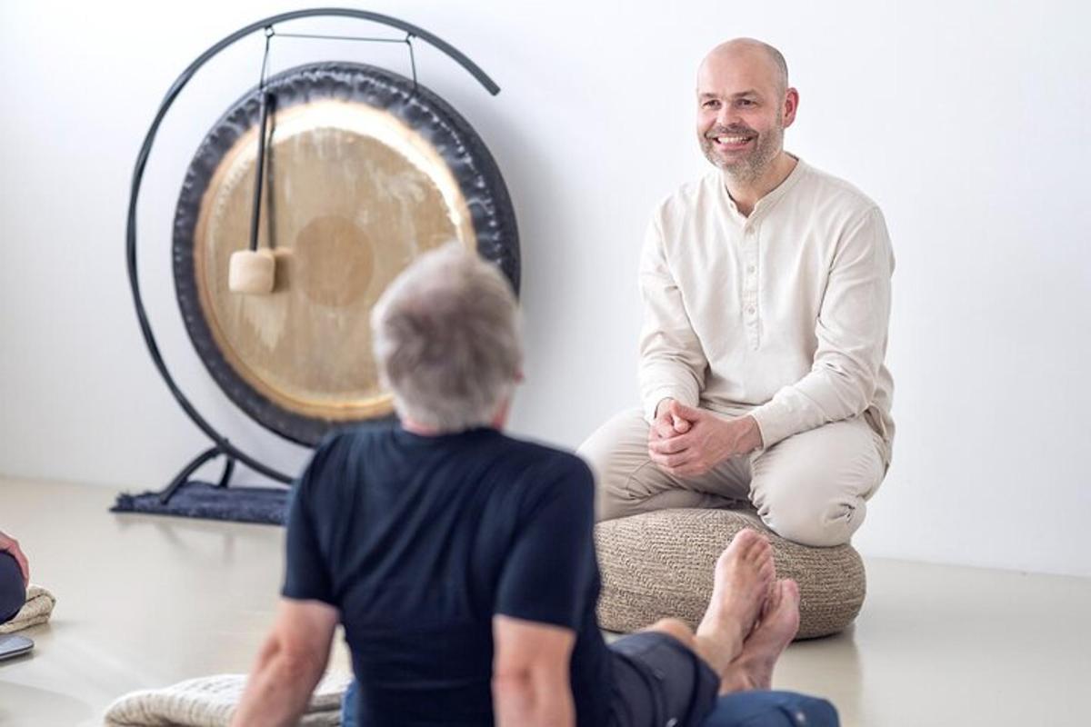 mees istub naisega meditatsiooniruumis