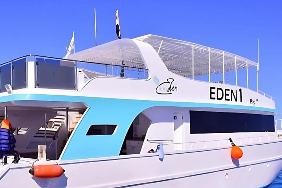 um barco branco e azul na água