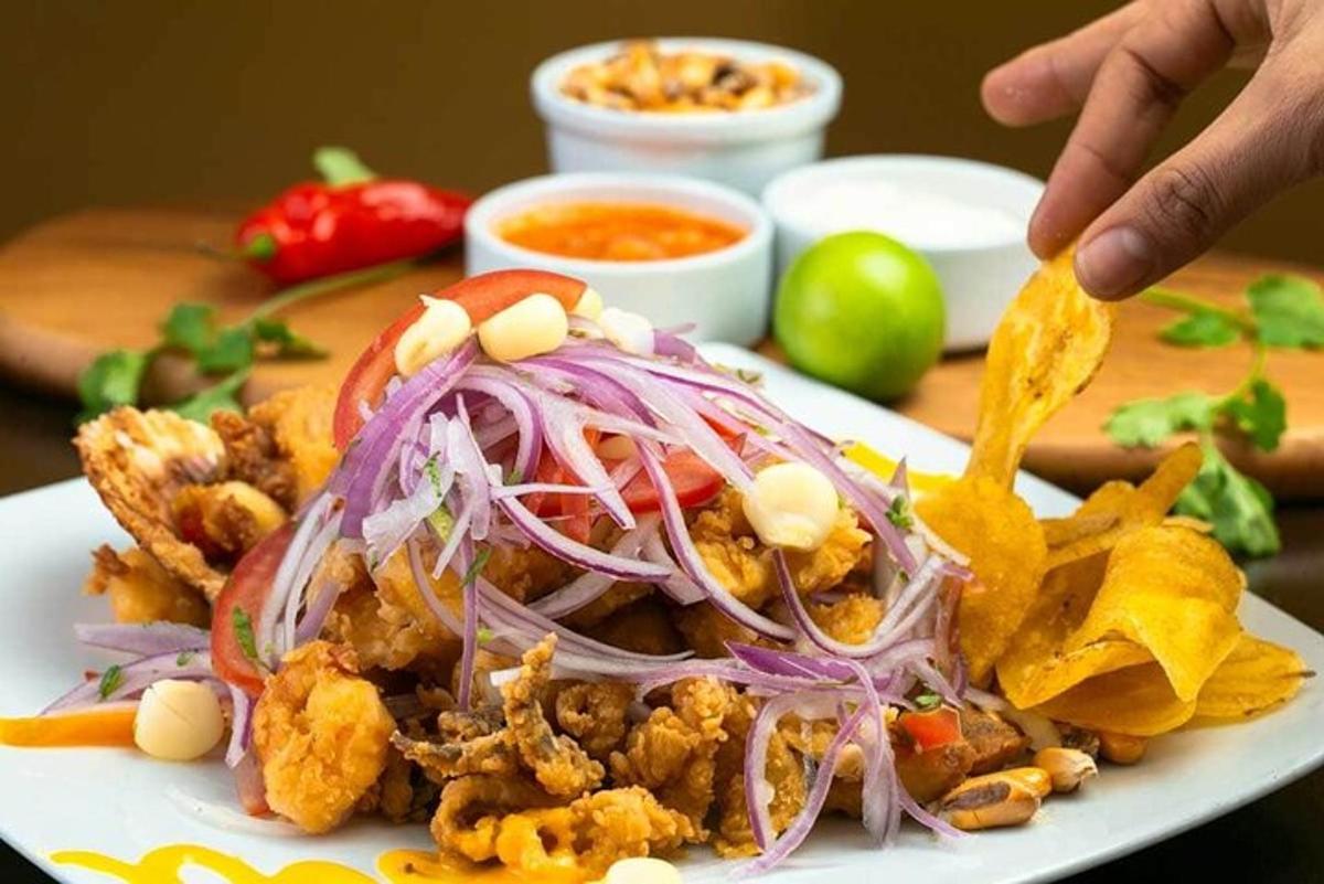 ein Teller mit Essen mit Nachos und frittierten Speisen