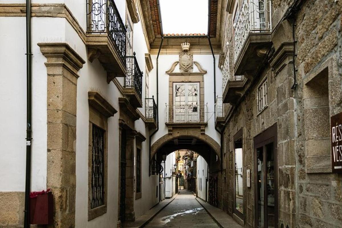 两栋建筑之间有拱门的小巷