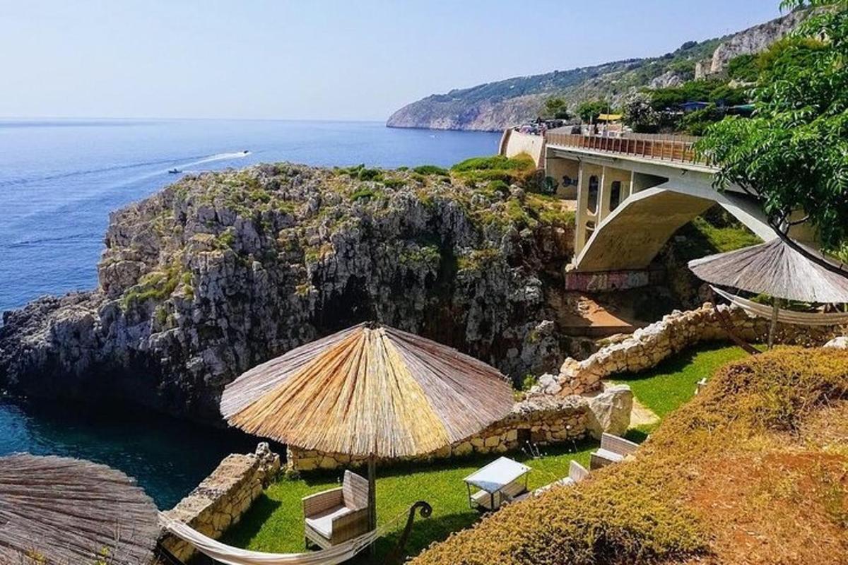 un ponte sopra uno specchio d'acqua vicino all'oceano