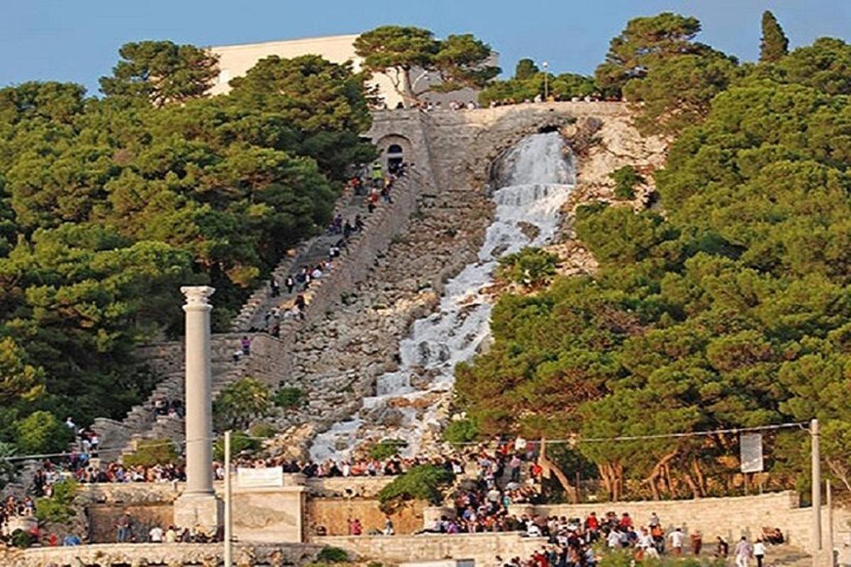 μια μεγάλη ομάδα ανθρώπων που περπατούν σε ένα βουνό