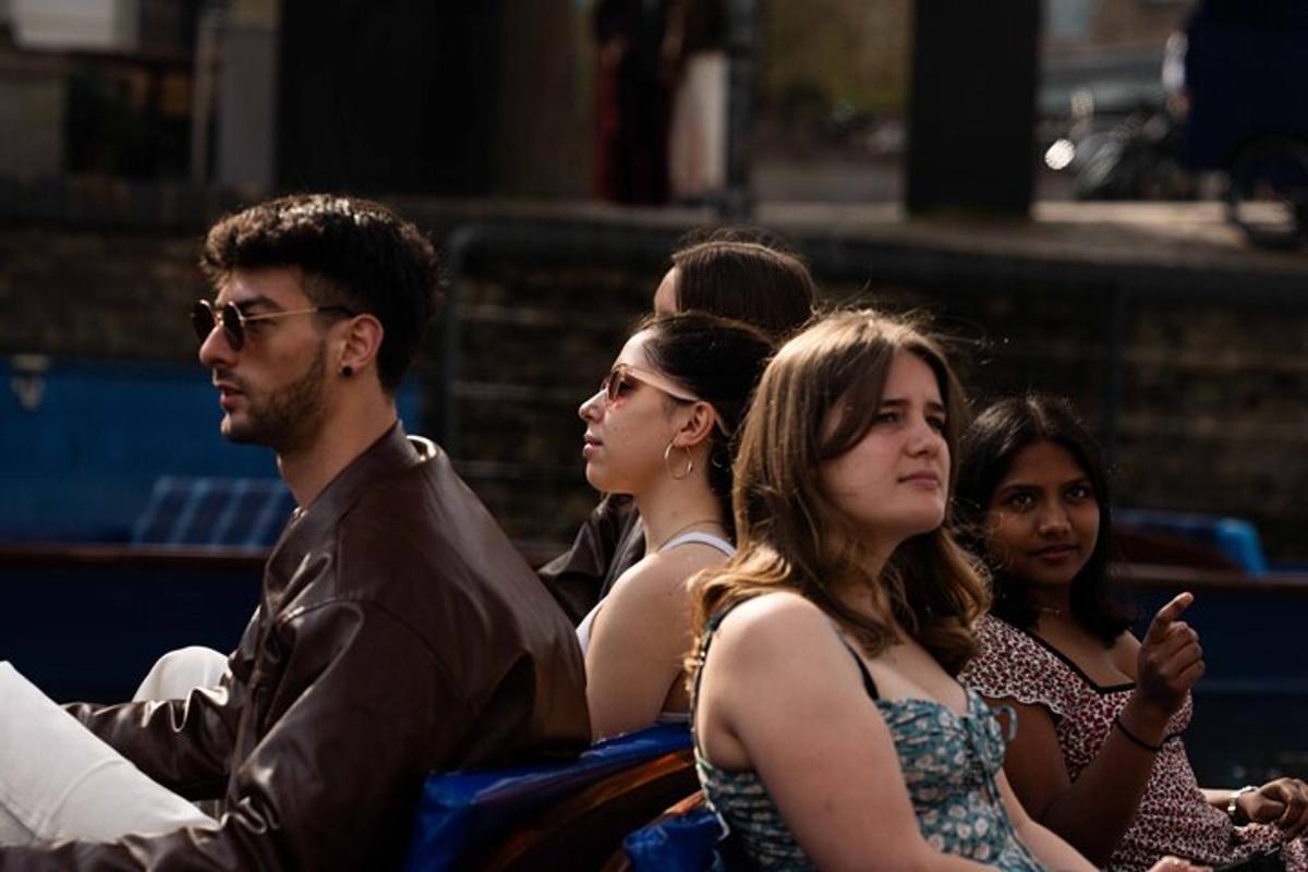 un gruppo di persone sedute tra il pubblico
