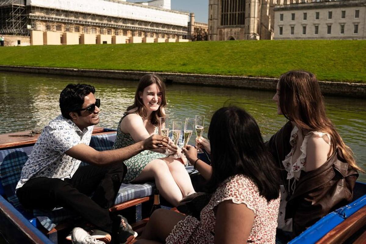 um grupo de pessoas sentadas em um barco com taças de champanhe