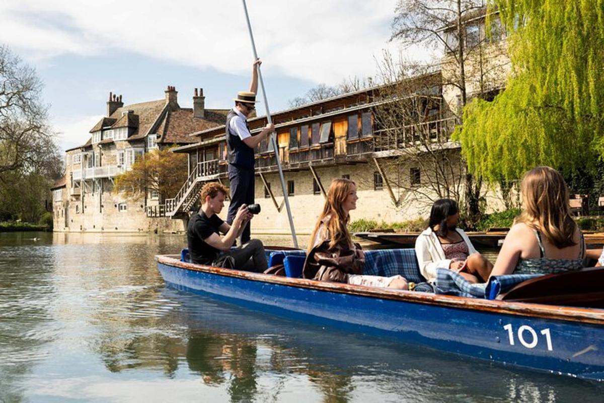 un gruppo di persone su una barca sull'acqua