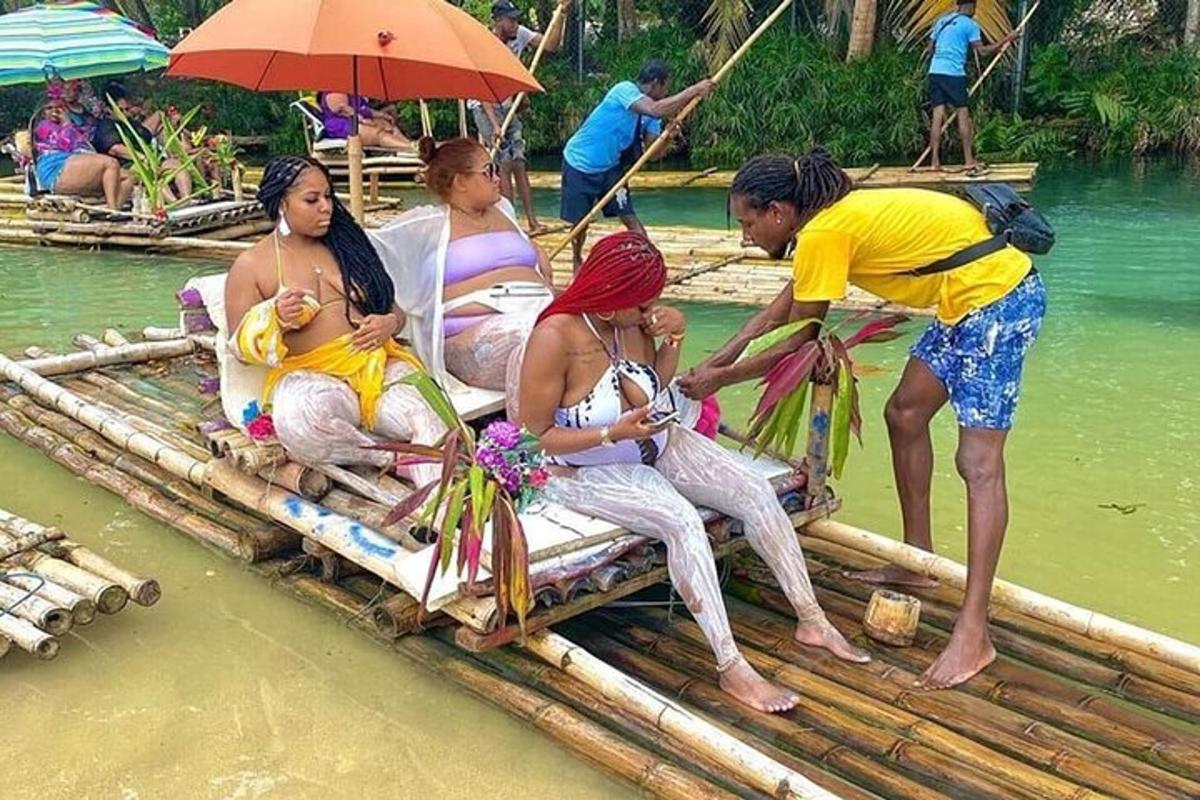 un gruppo di persone su una zattera in acqua