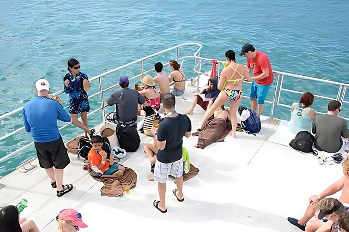 um grupo de pessoas em um barco na água
