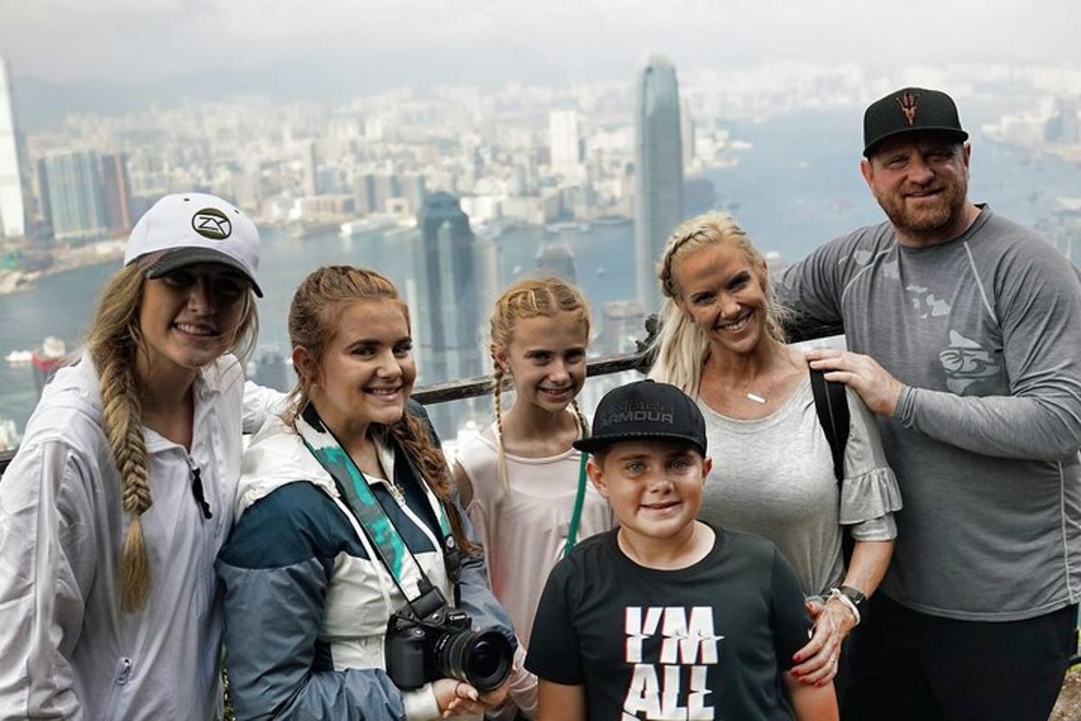 skupina lidí pózujících pro fotografii na vrcholu hory