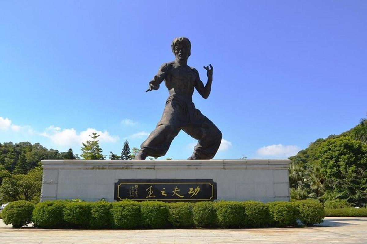 一座站在建筑物前的男人雕像