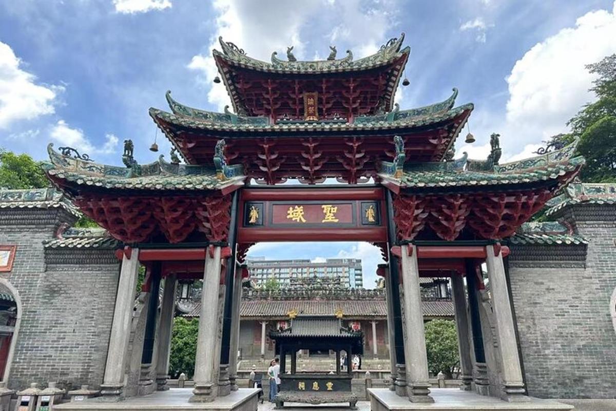 一座上面有宝塔的建筑