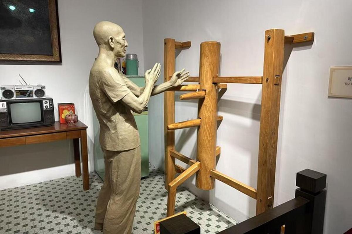 一名男子站在木梯旁的雕像