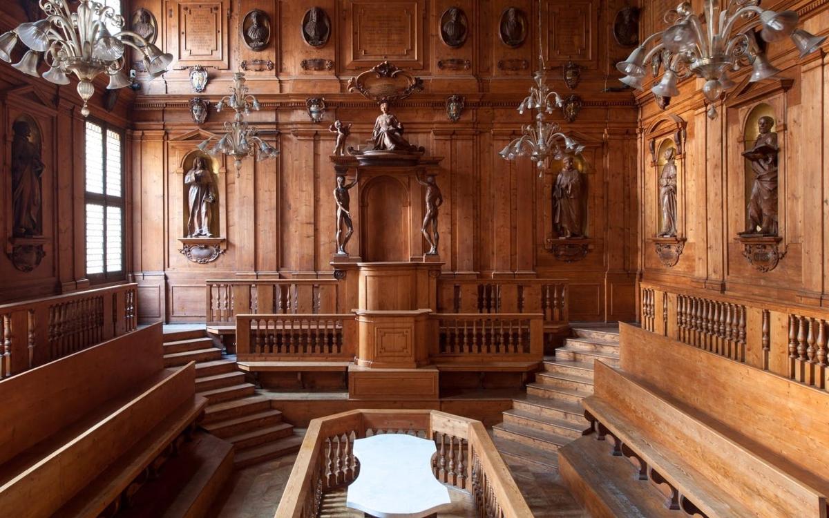 una chiesa vuota con pareti e scale di legno