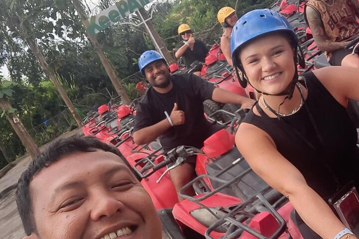 sekumpulan orang berakit di sungai