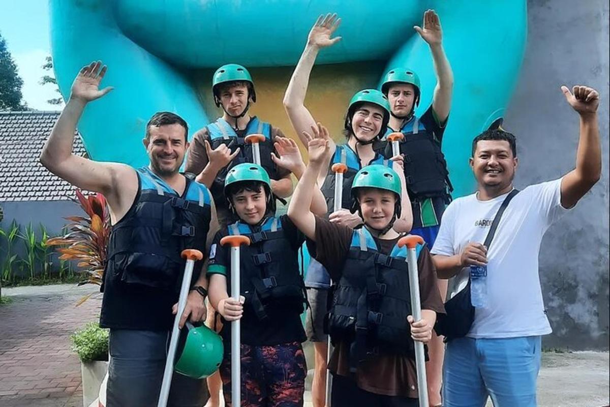 un grup de persones amb cascs posant per a una foto