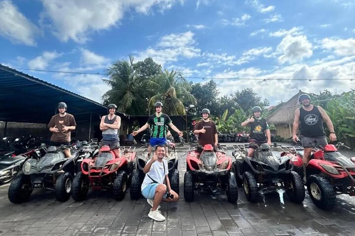 skupina lidí stojících kolem svých čtyřkolek a motocyklů