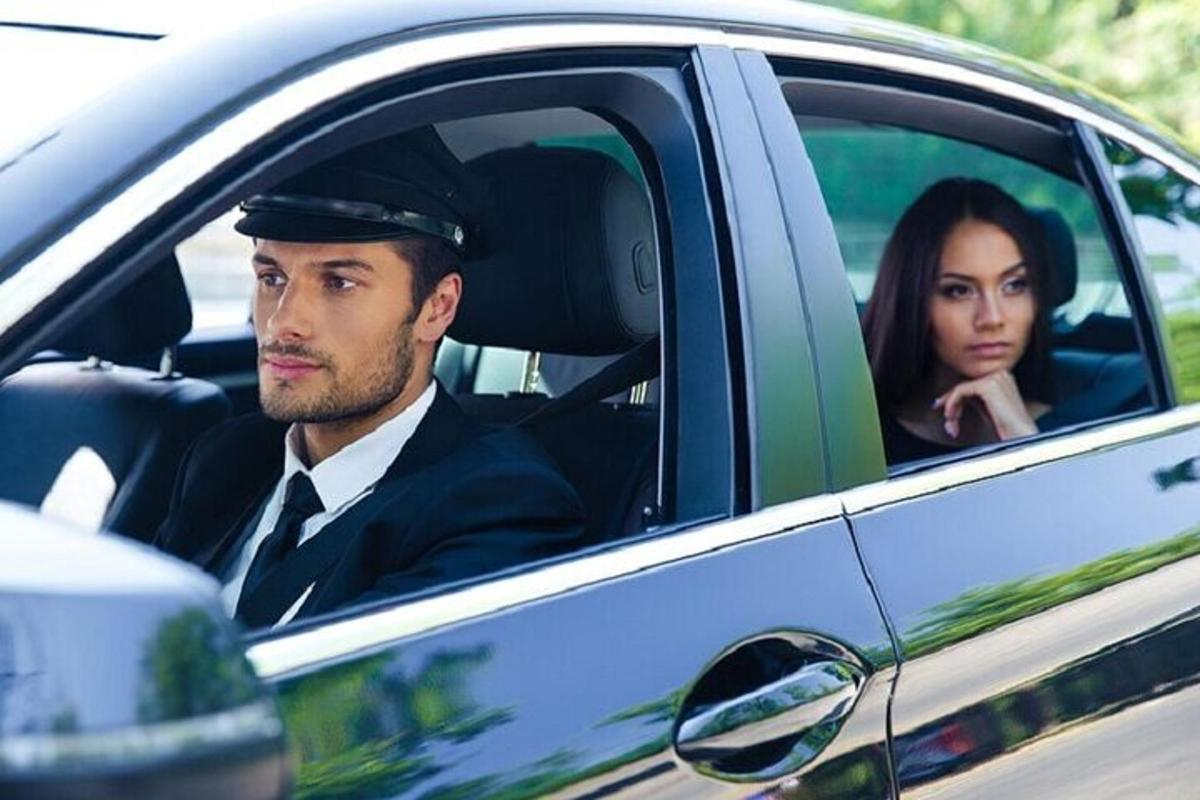 seorang lelaki dan seorang wanita duduk di dalam kereta