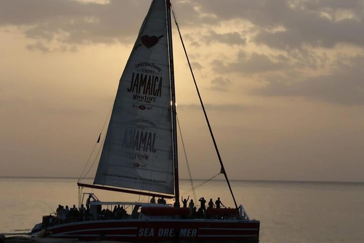 un gruppo di persone su una barca a vela in acqua