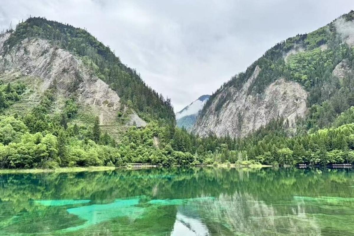 jezero sredi doline z gorami