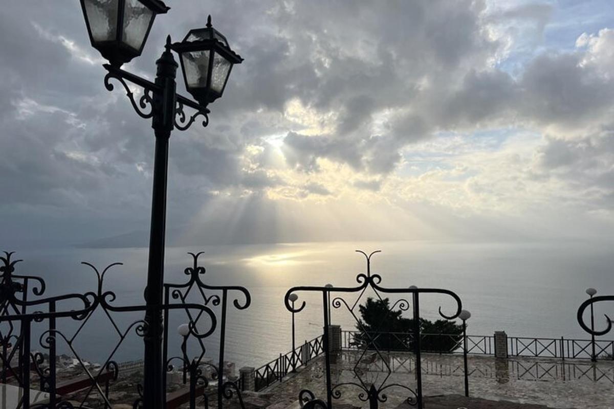 un fanal davant de l'oceà amb el sol brillant
