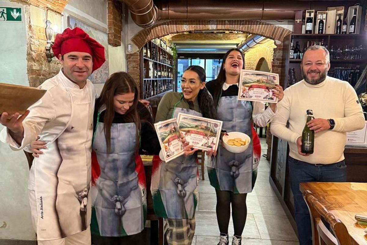 un gruppo di persone in piedi insieme in una cucina
