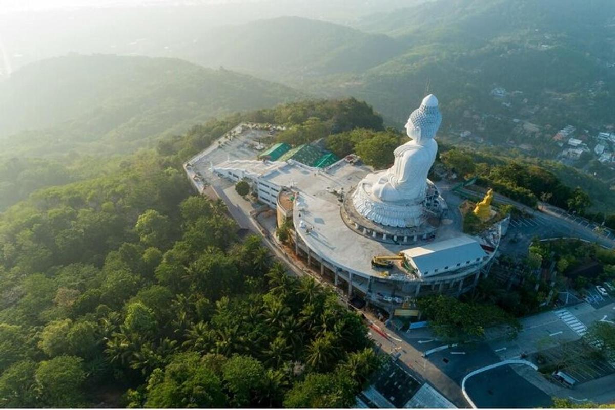 큰 동상이 있는 큰 건물의 공중 사진