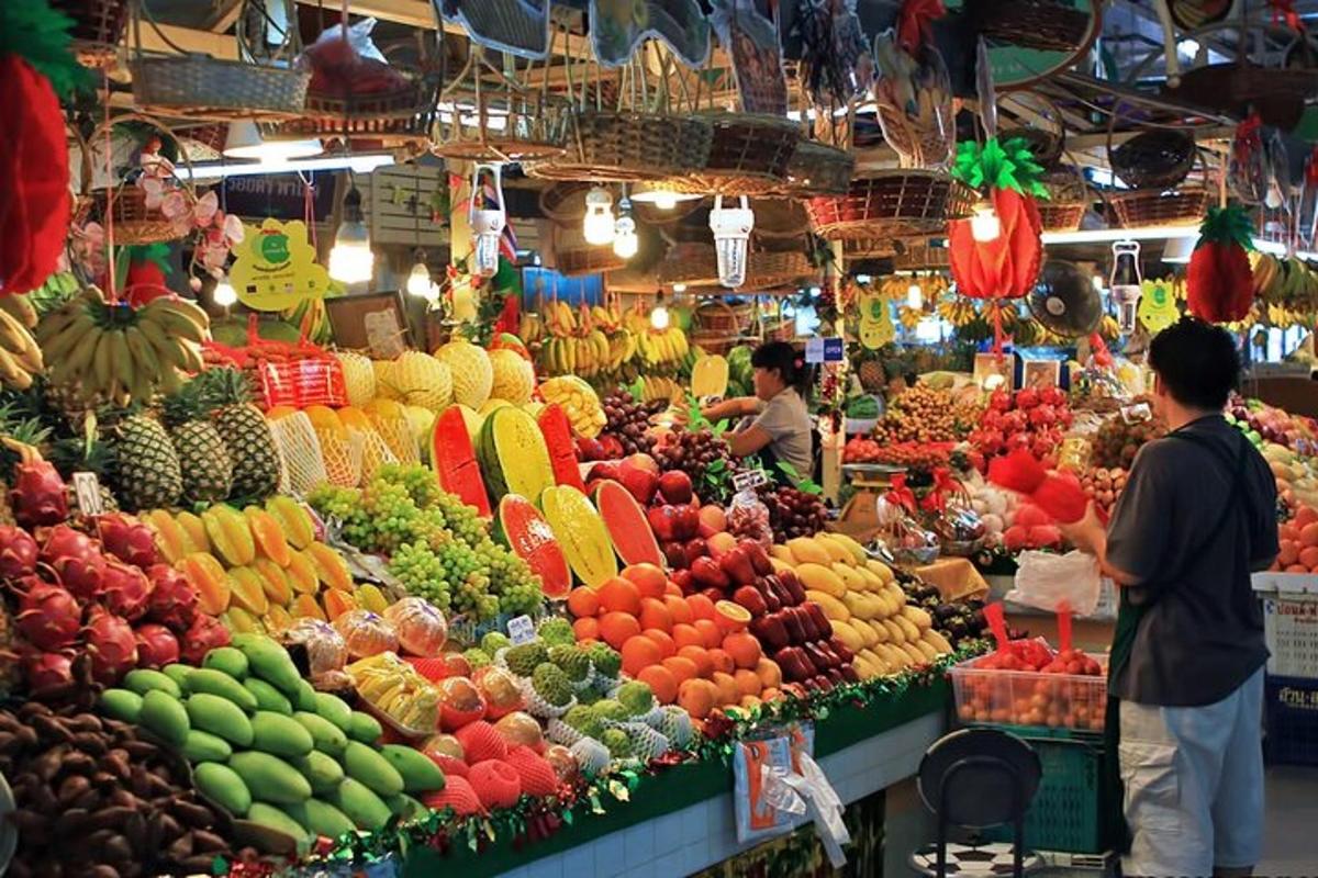 pasar yang penuh dengan banyak buah-buahan dan sayuran