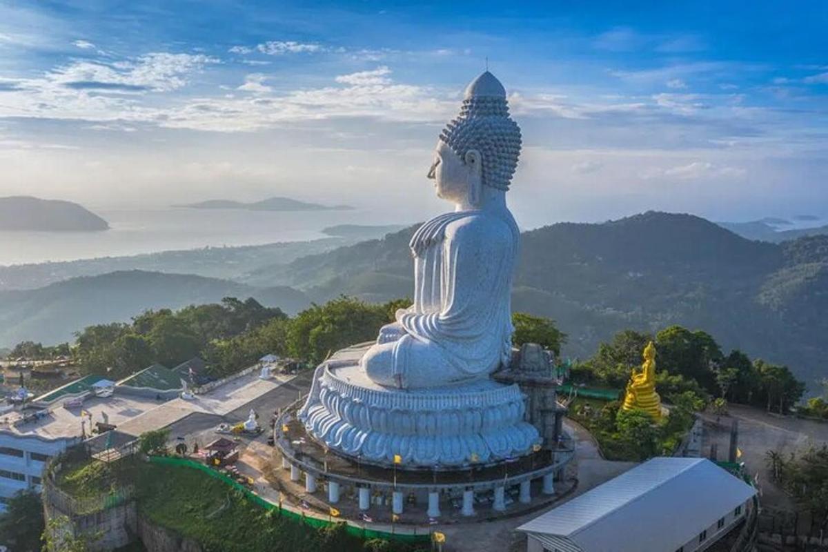 patung Buddha besar di puncak gunung