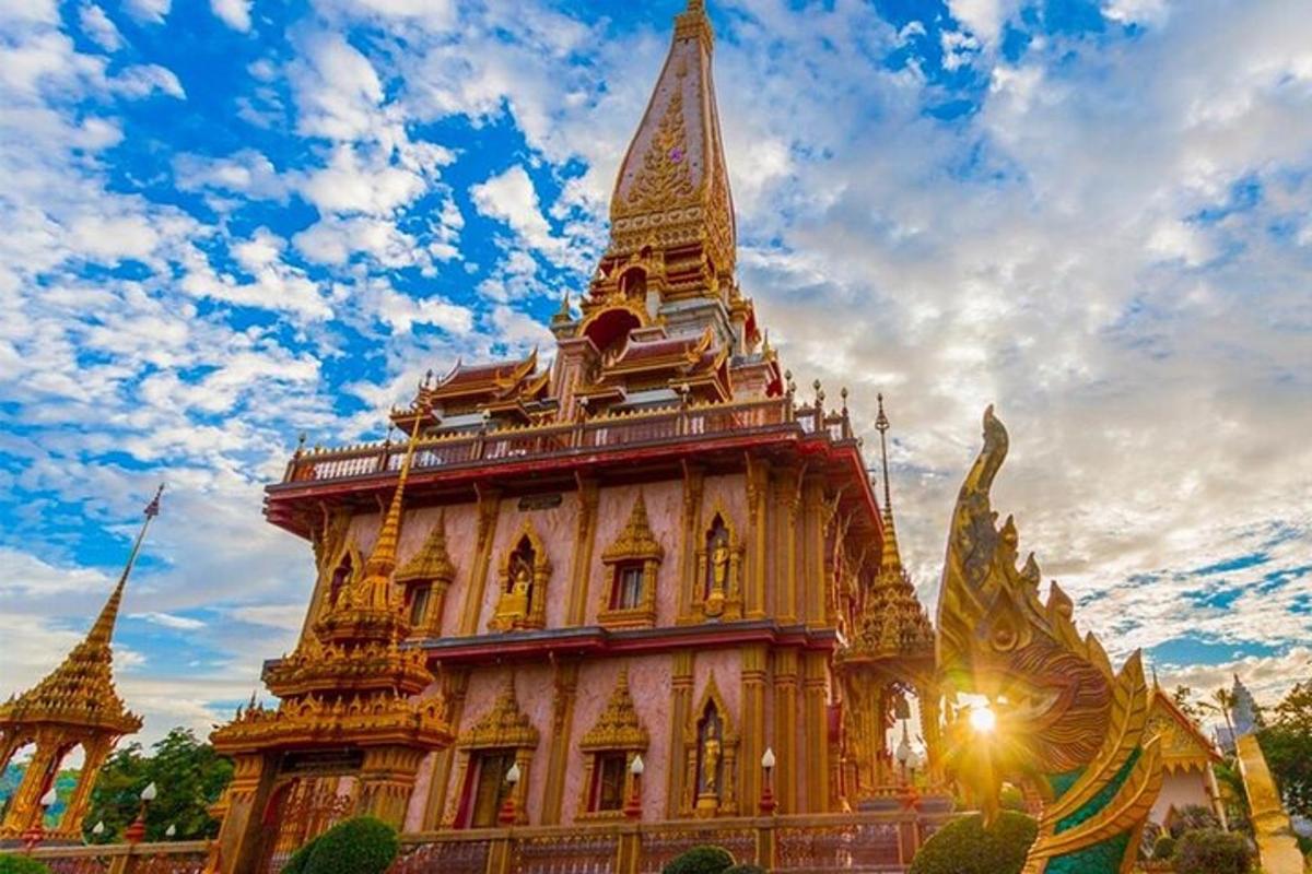 sebuah bangunan besar dengan menara di atasnya