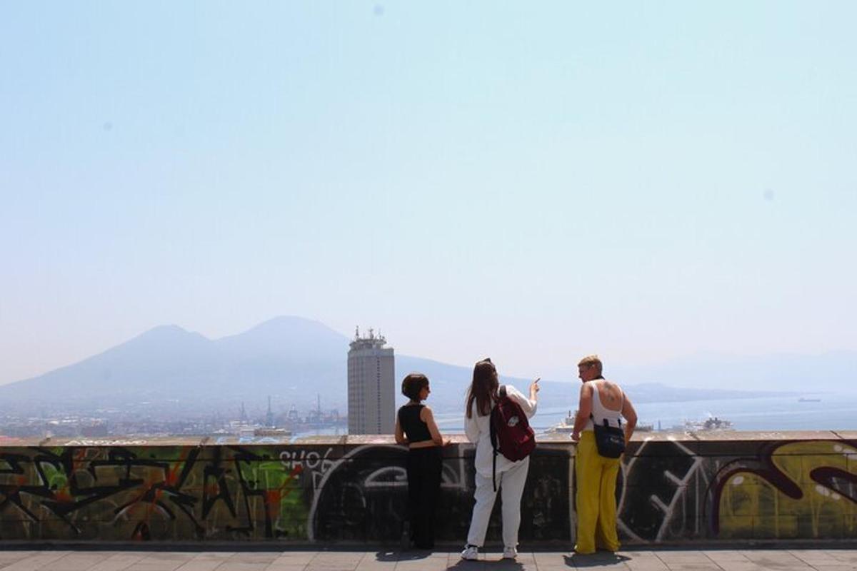 그래피티가 있는 벽 옆에 서 있는 사람들의 그룹