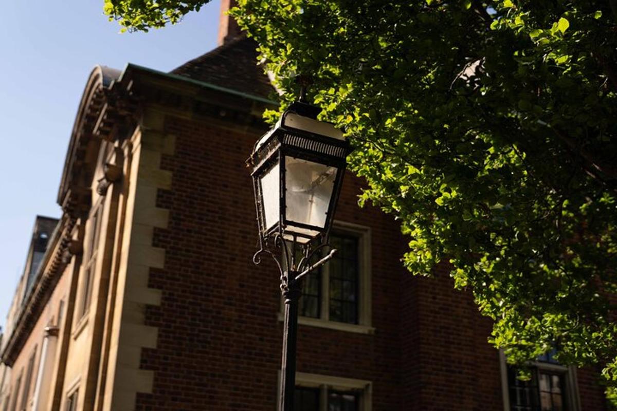 pouliční lampa před cihlovou budovou