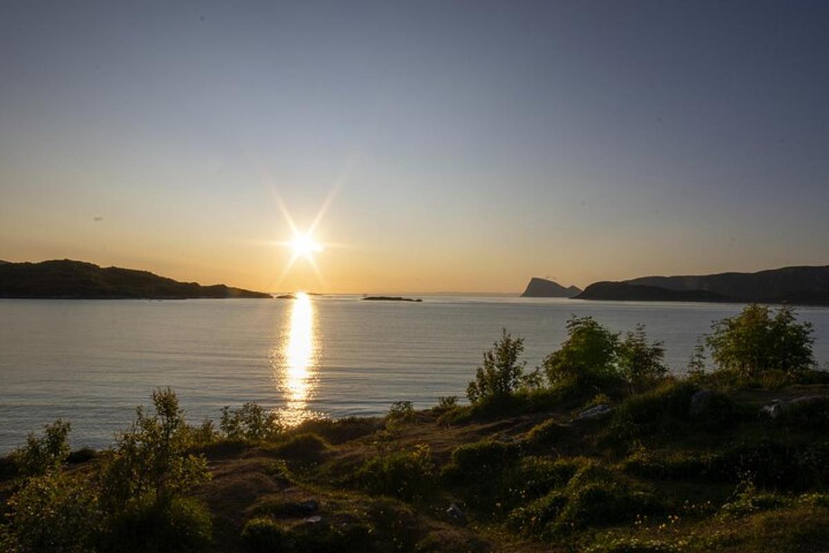 Una puesta de sol sobre un cuerpo de agua