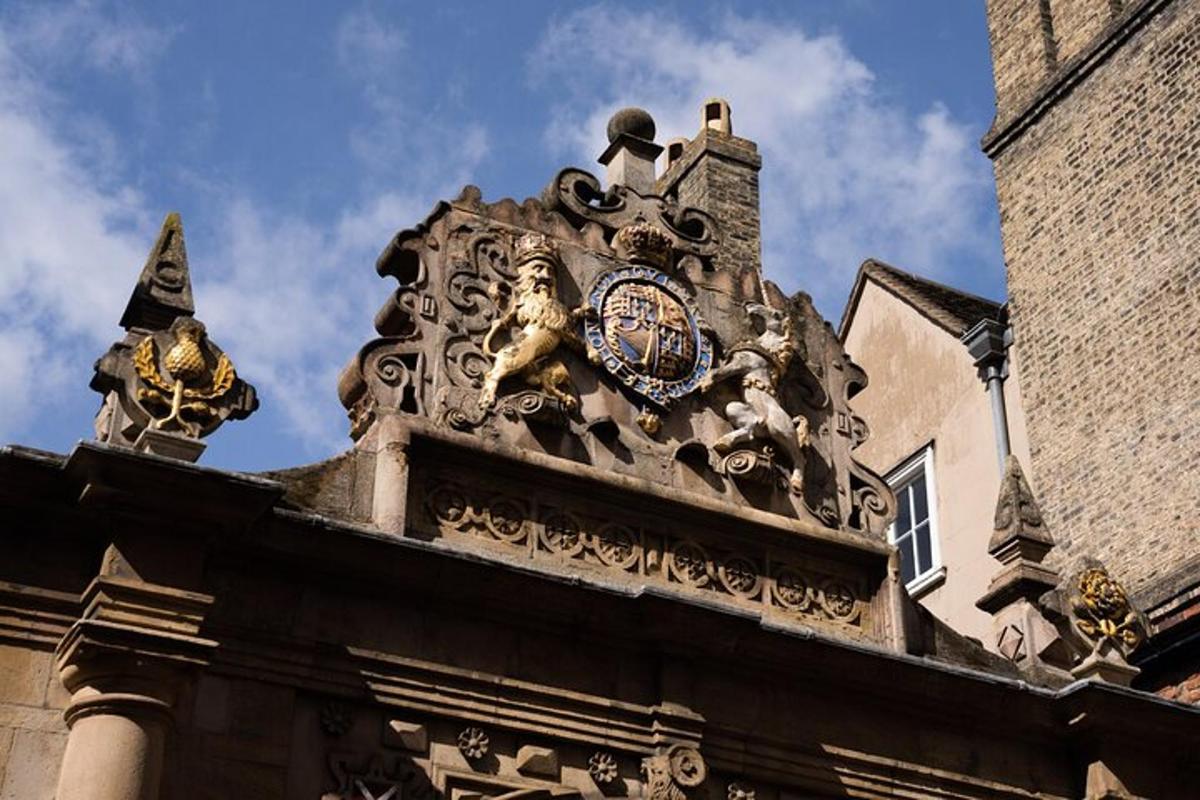 un orologio sul lato di un edificio