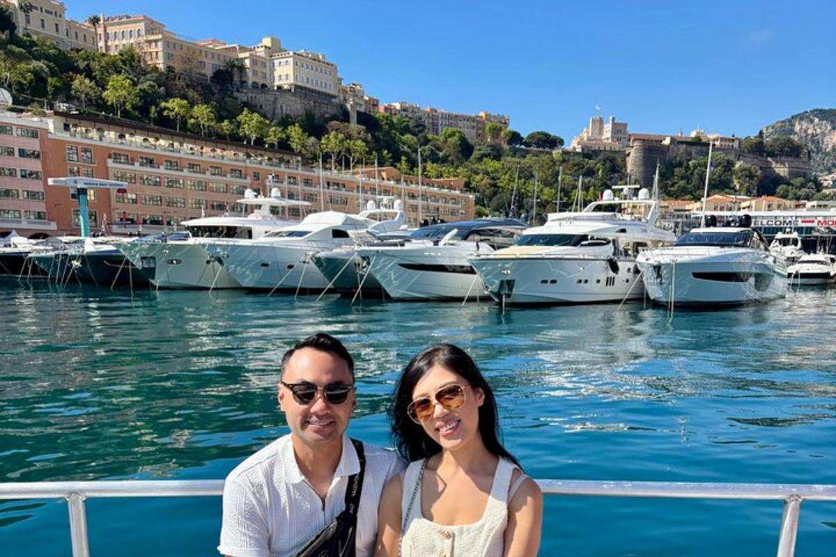 duas pessoas em pé em um barco em uma marina
