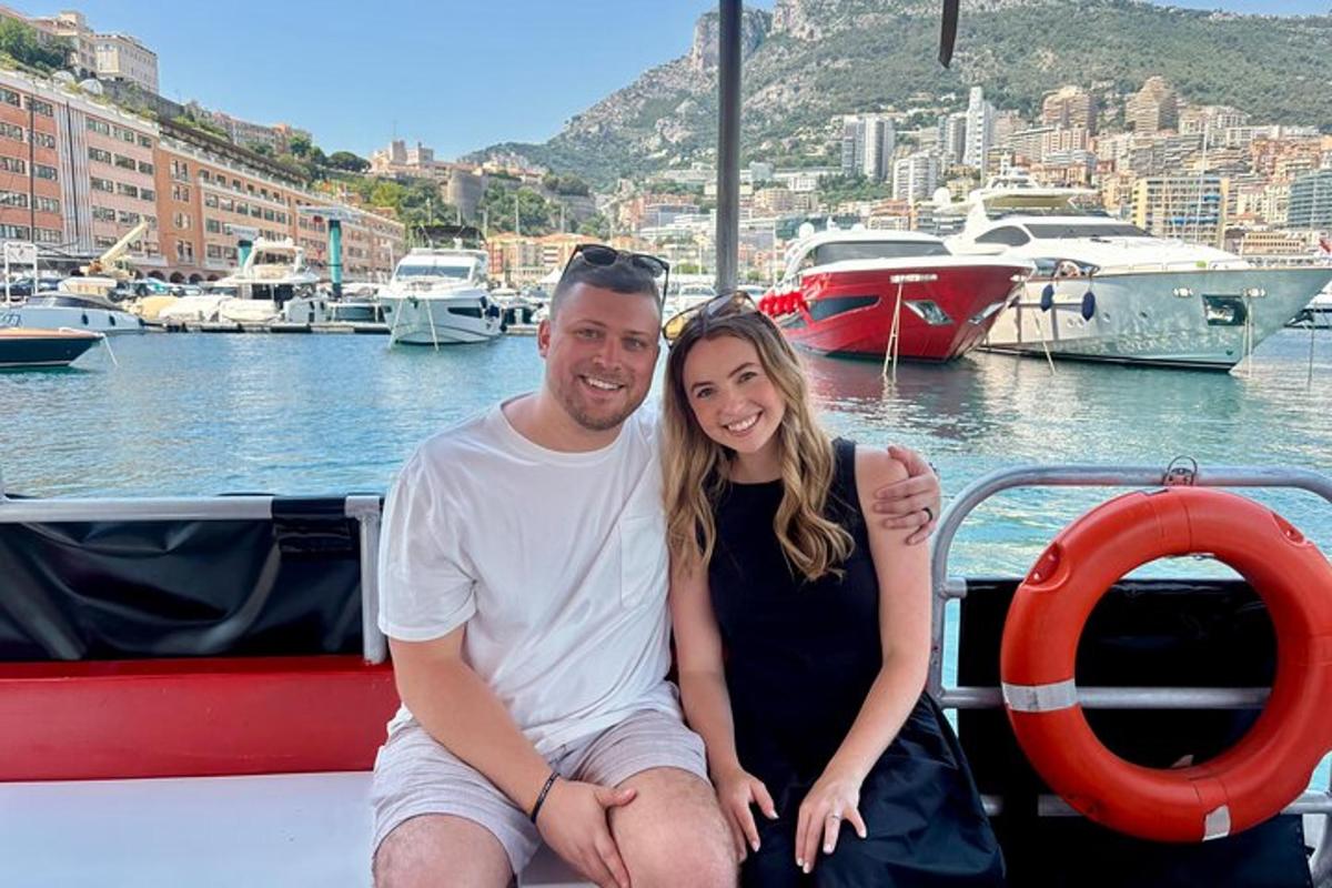 um homem e uma mulher sentados em um barco