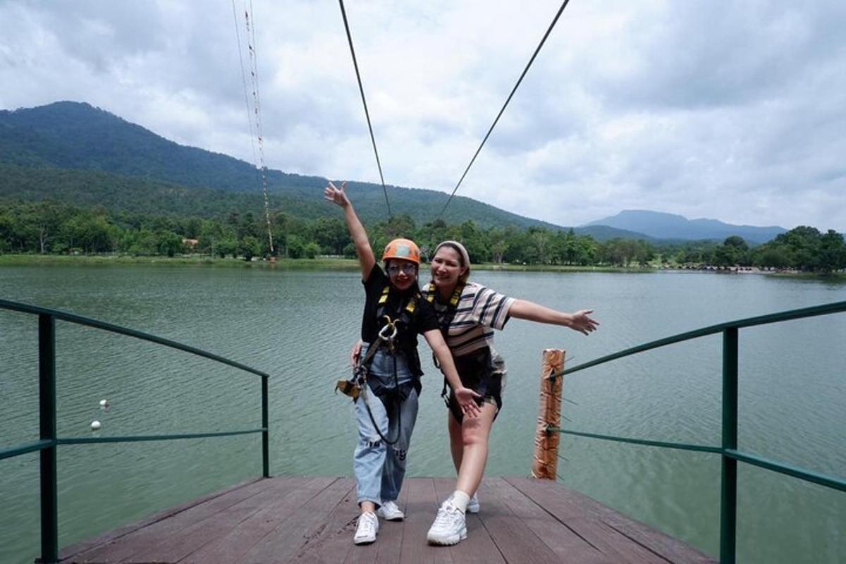 un home i una dona drets en un pont sobre un llac