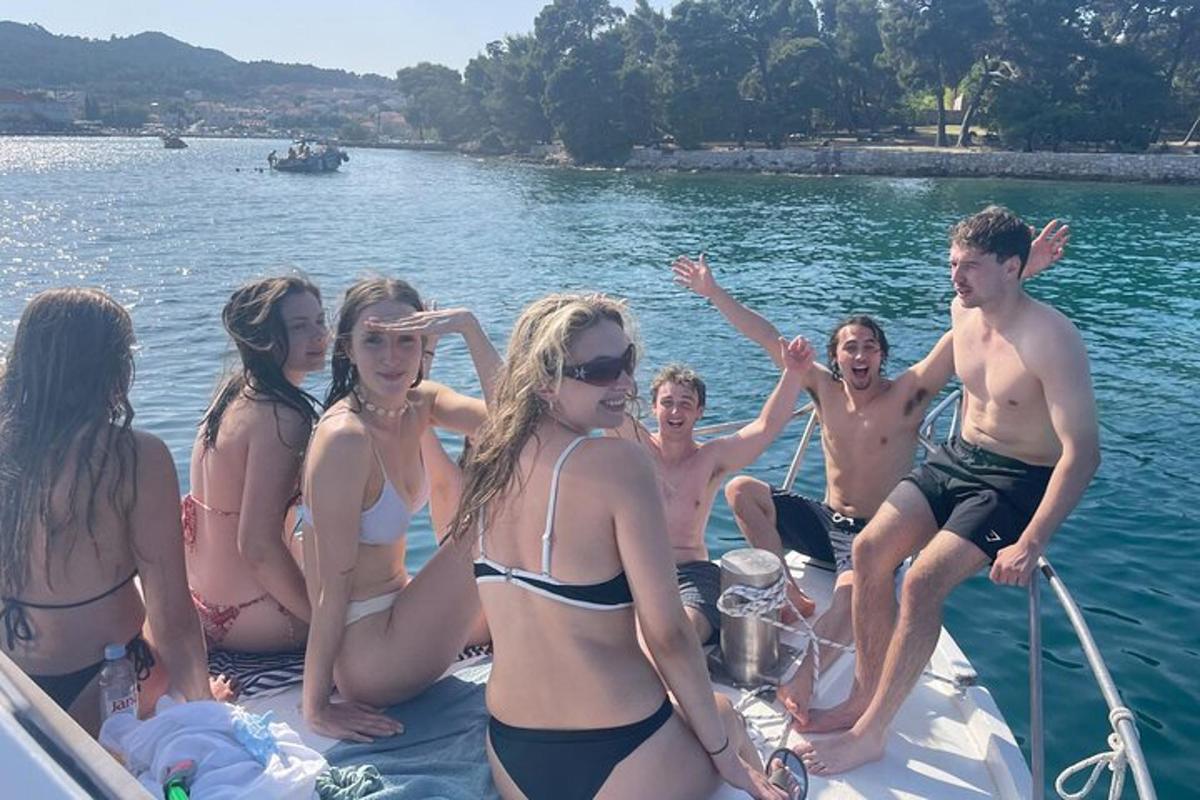 Un grupo de personas sentadas en un bote en el agua.