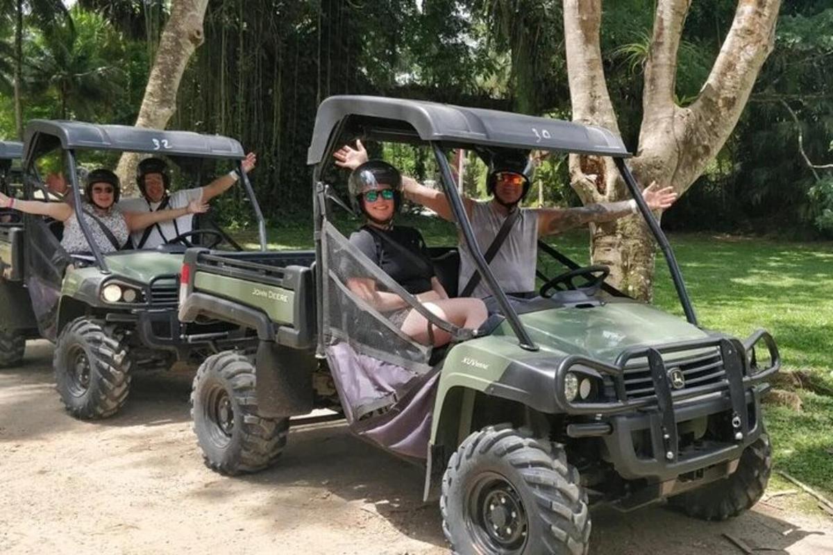 un gruppo di persone che guidano quad