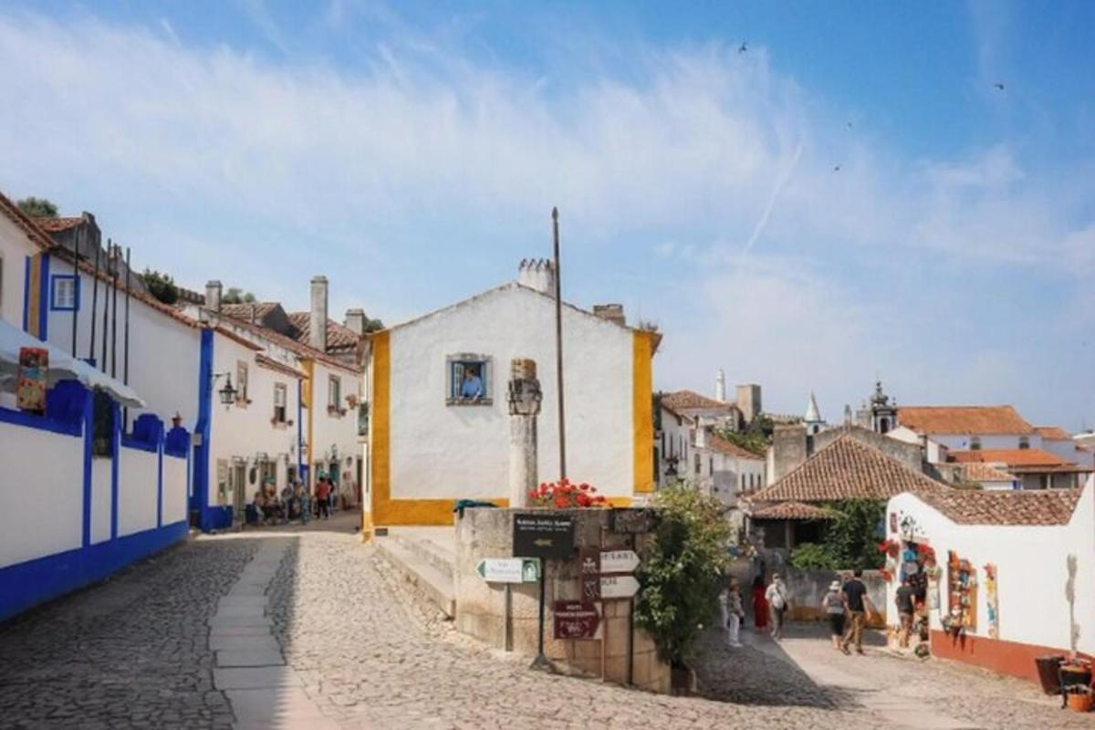 una calle adoquinada en un pueblo con edificios