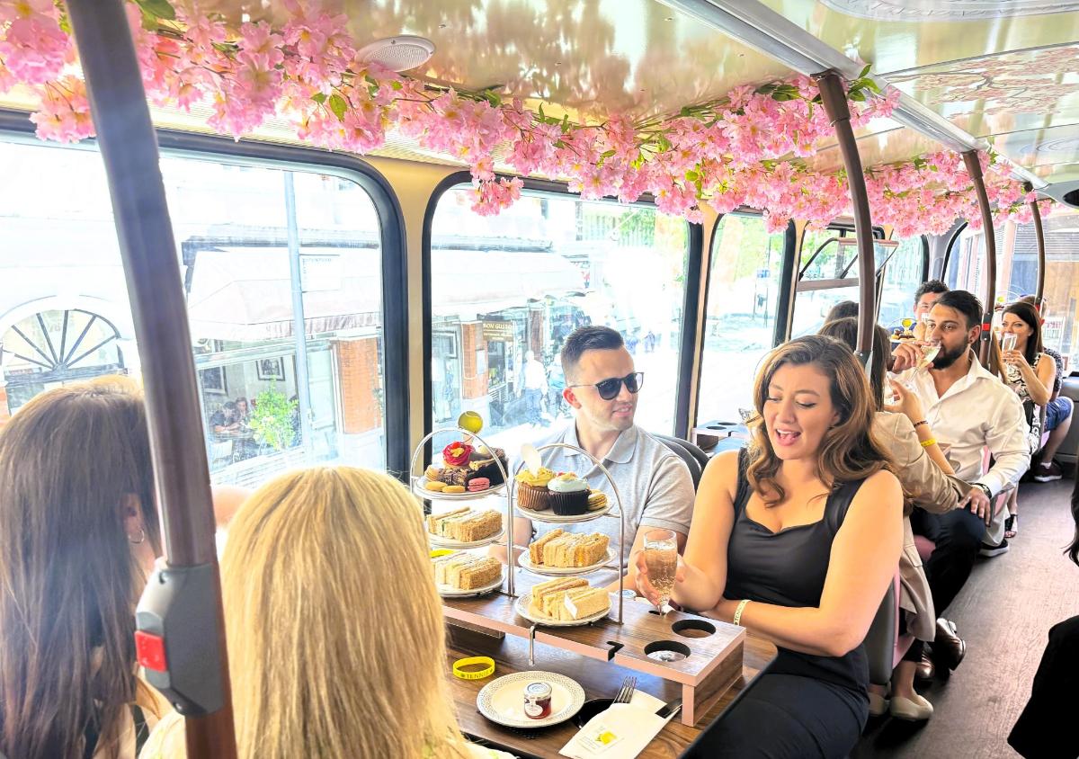 skupina lidí sedících v autobuse