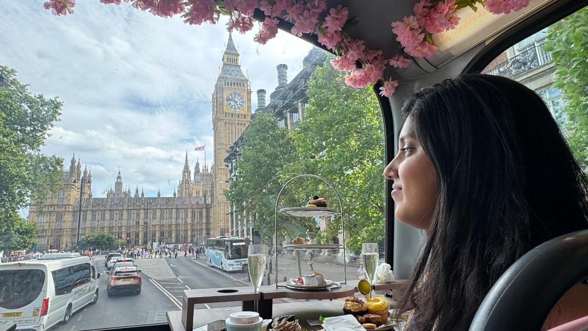 Žena sedící v autobuse a dívající se z okna na Big Ben