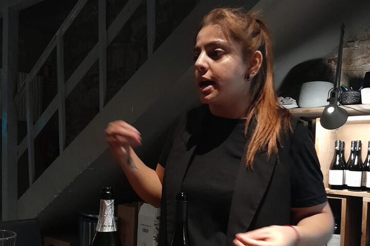 žena stojící v místnosti s lahvemi vína