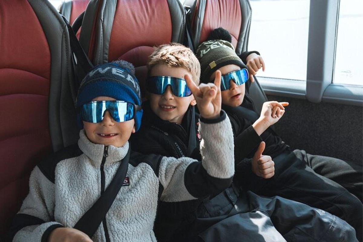 tre bambini seduti in macchina con gli occhiali