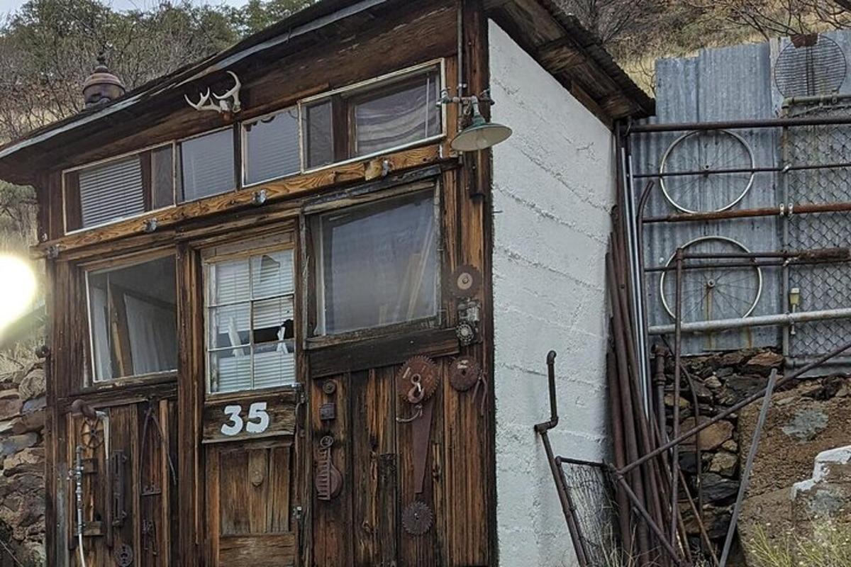 dům s dřevěnými dveřmi s cedulí