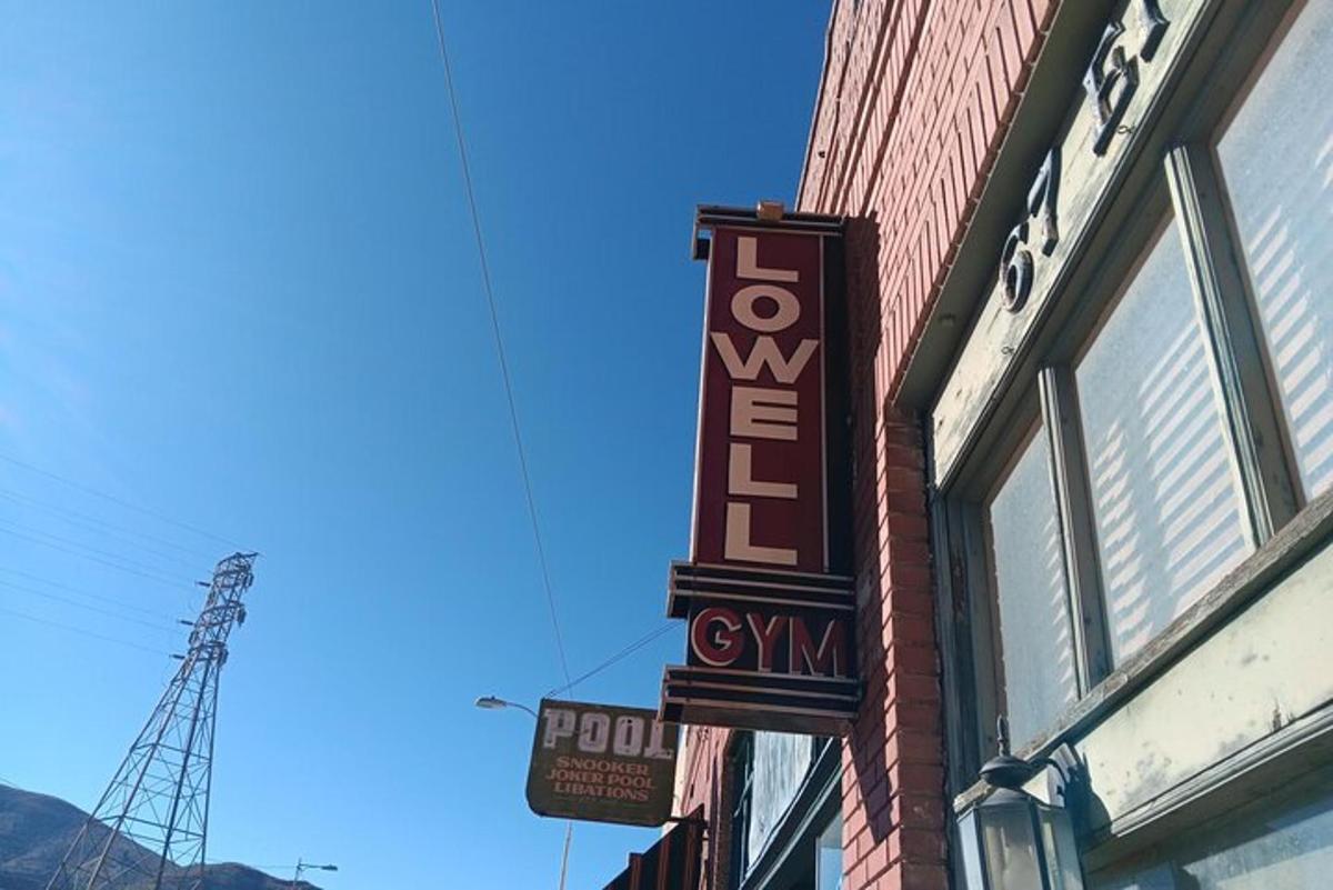 cedule hotelu na boku budovy